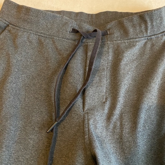 Menβs Lululemon Joggers. Like New. 2% Wool. Charcoal Drawstring Size L - Picture 9 of 14